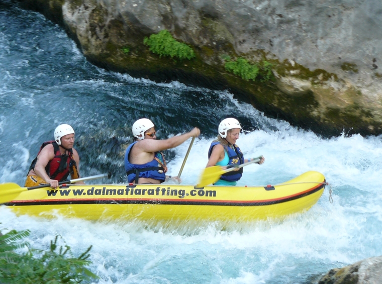 rafting-abenteuer auf schnellen flussströmungen
