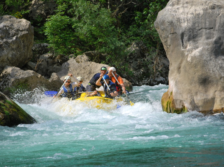 rafting auf flussschnellen in der natur