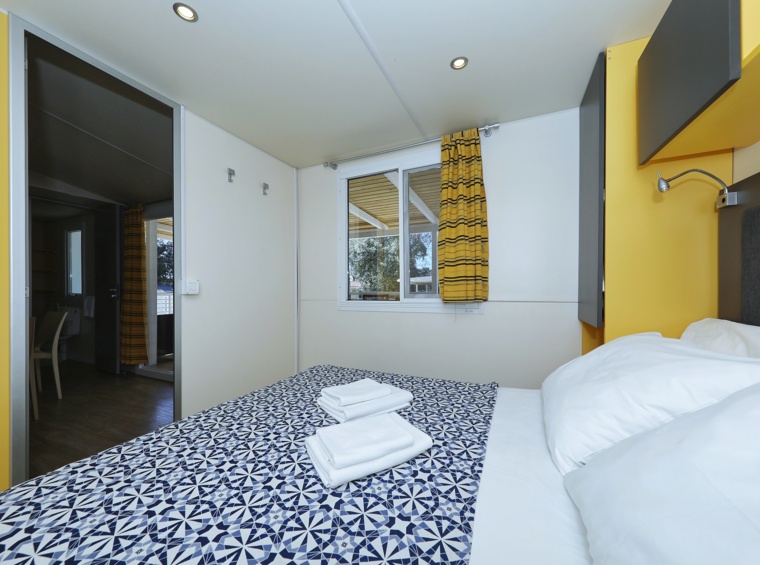 modernes schlafzimmer im mobilheim mit doppelbett