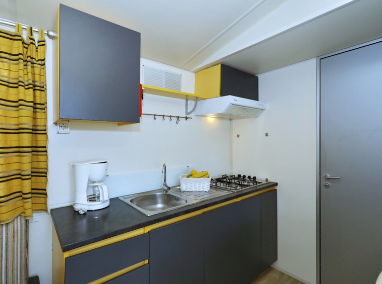 küche im mobilheim mit kochfeld und kaffeemaschine