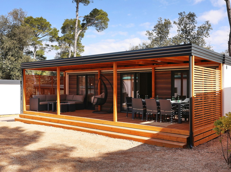 casa mobile moderna con ampia terrazza e rivestimento in legno