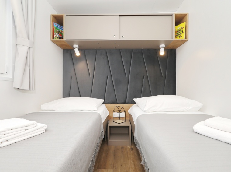 camera da letto in casa mobile con due letti singoli
