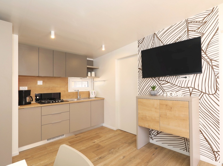 cucina moderna in casa mobile con zona pranzo e televisione