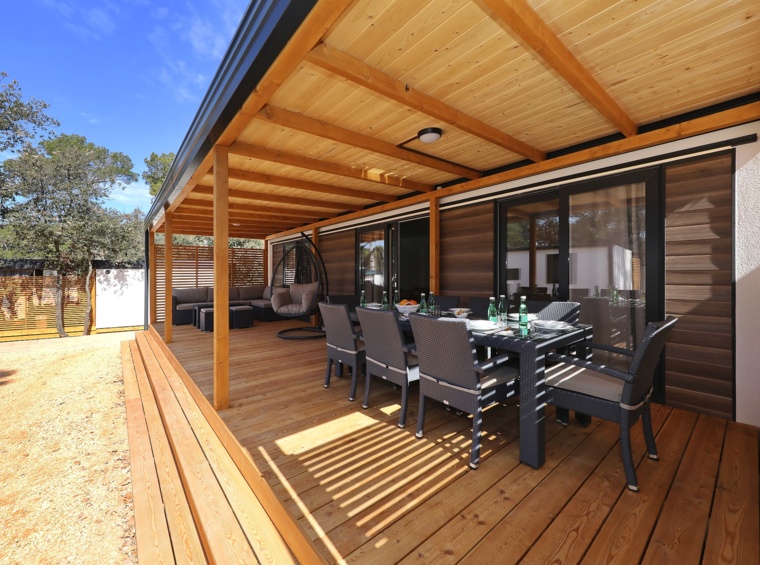 ampia terrazza coperta della casa mobile con tavolo da pranzo