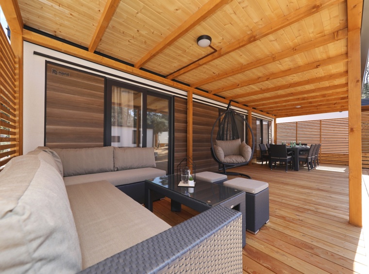 angolo lounge sulla terrazza coperta della casa mobile