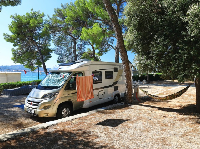 kamper uz more u hladu borova