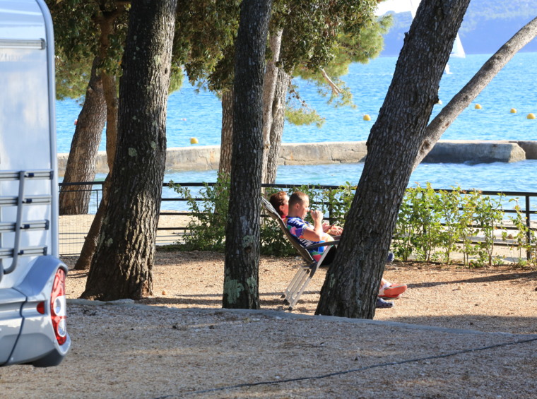 kamper parcela uz more u hladu borova