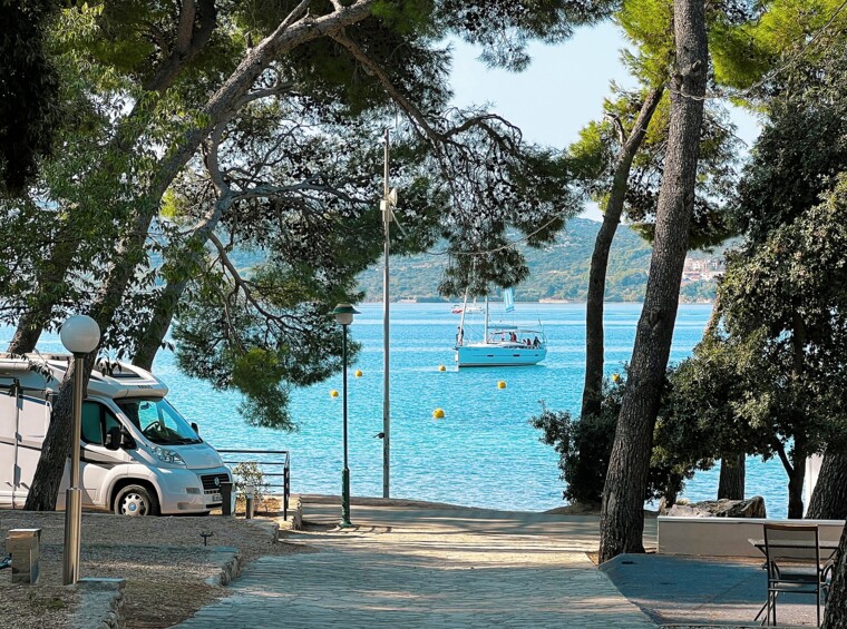 šetnica kroz kamp s pogledom na more