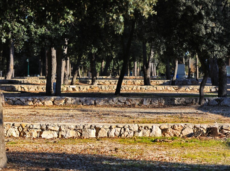 leere Campingstellplätze im Schatten der Bäume