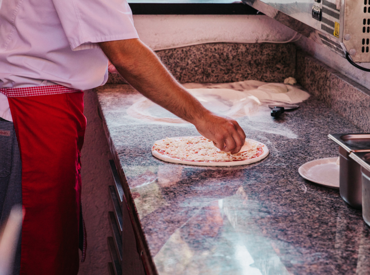 priprava pice v restavracijski kuhinji na kamniti delovni površini
