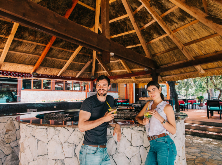 plažni bar z gosti v naravnem ambientu