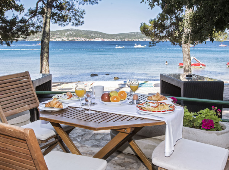 zajtrk ob morju na terasi restavracije s pogledom na plažo