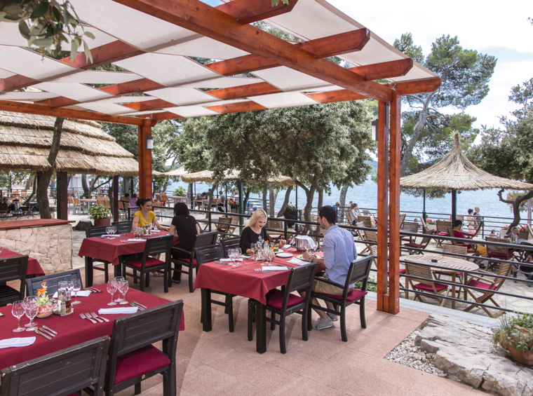 terasa restavracije ob morju s pogledom na plažo