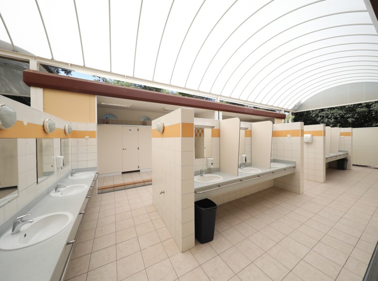 notranjost sanitarij kampa s sodobno razporeditvijo