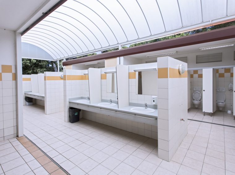 notranjost sanitarij kampa z umivalniki in ogledali