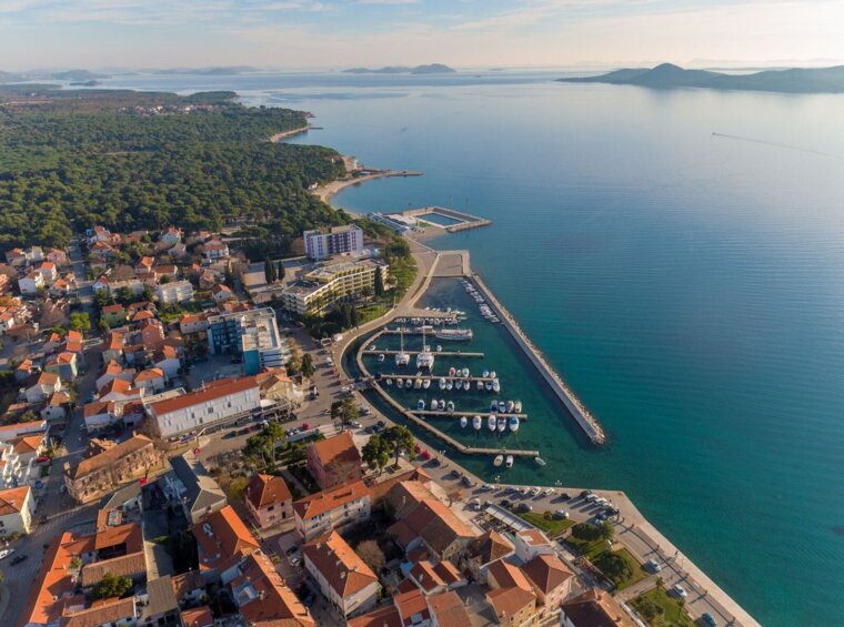 zračni pogled na marino in obalno mesto