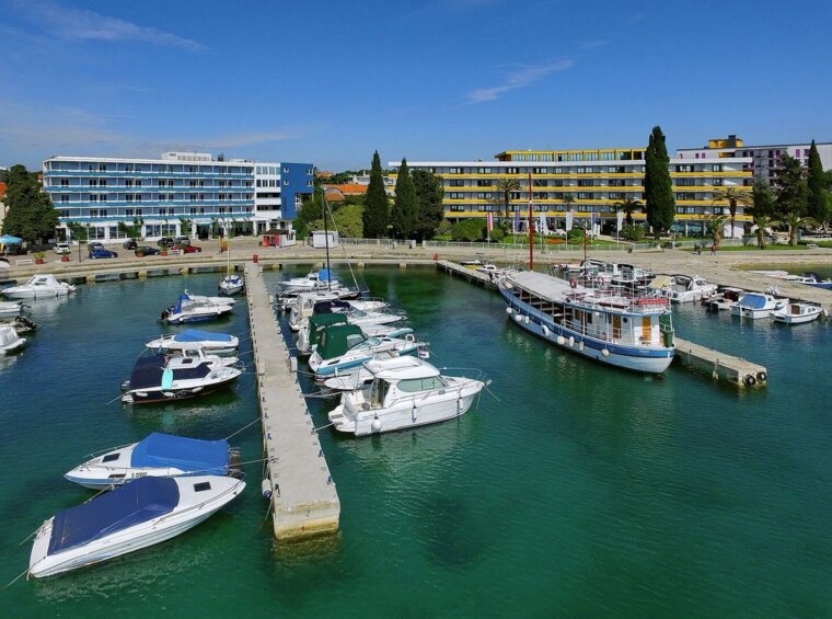 marina s čolni ob obali