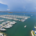 zračni pogled na marino s čolni in jahtami