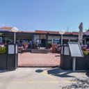 zunanji vhod restavracije ob morju