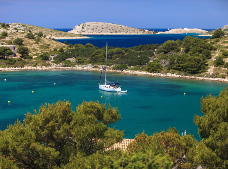 miren zaliv z jadrnico in turkiznim morjem