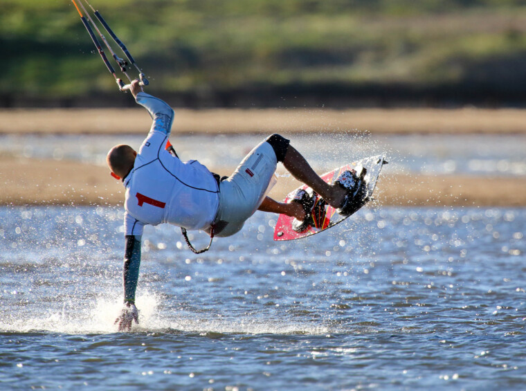 kitesurfing trik na vodi med športno aktivnostjo