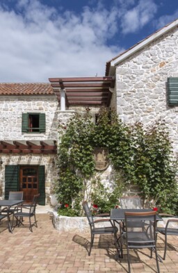 tradicionalna kamena kuća s dvorištem