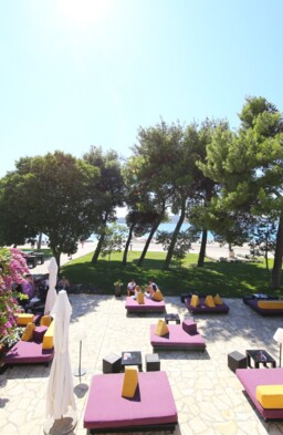 terasa s ležaljkama i pogledom na more