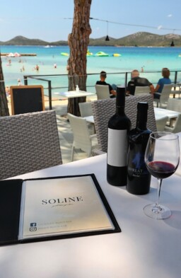 postavljen stol restorana s pogledom na plažu