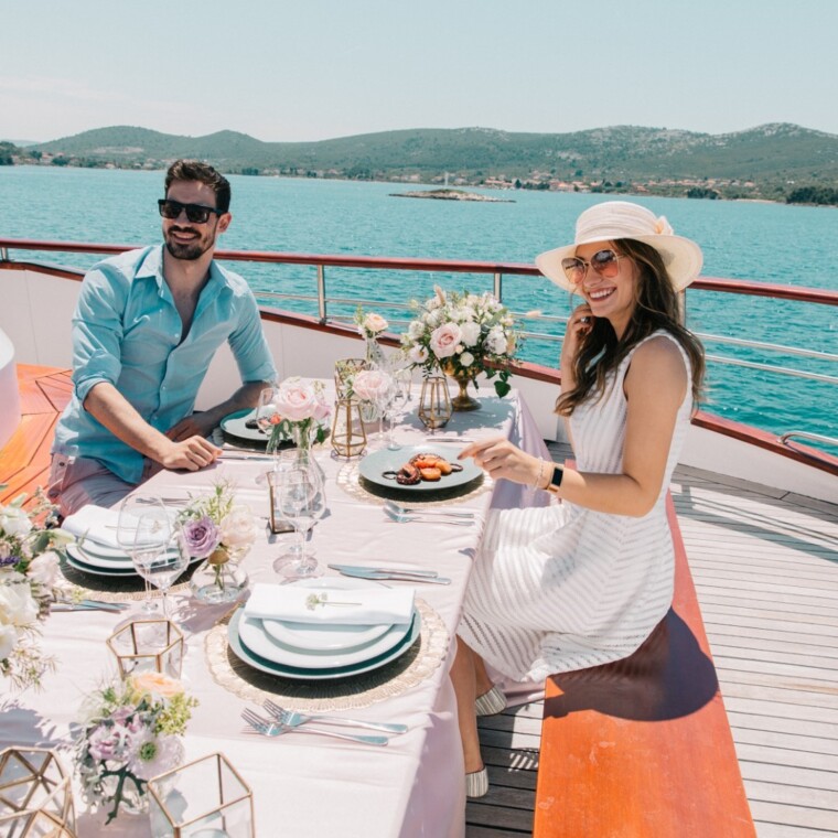 svečana večera na jahti s pogledom na more