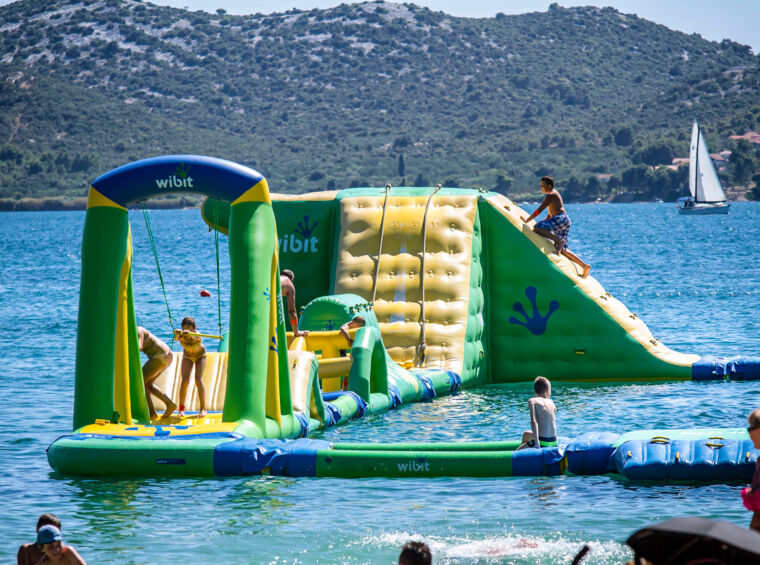 napihljiv vodni park na morju ob plaži