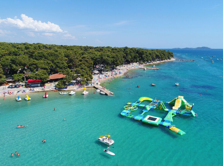 zračni pogled na plažo z vodnim parkom na morju