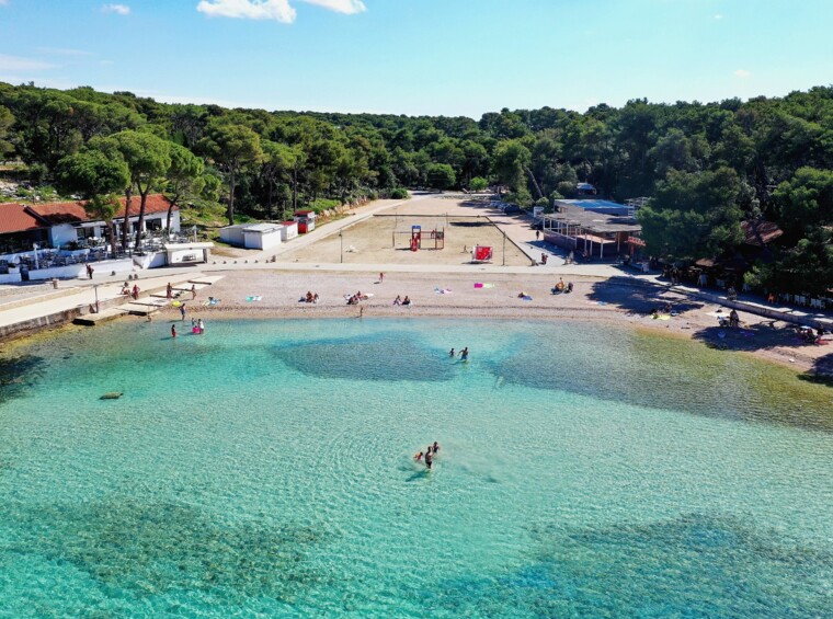 zračni pogled na mirno plažo s turkiznim morjem