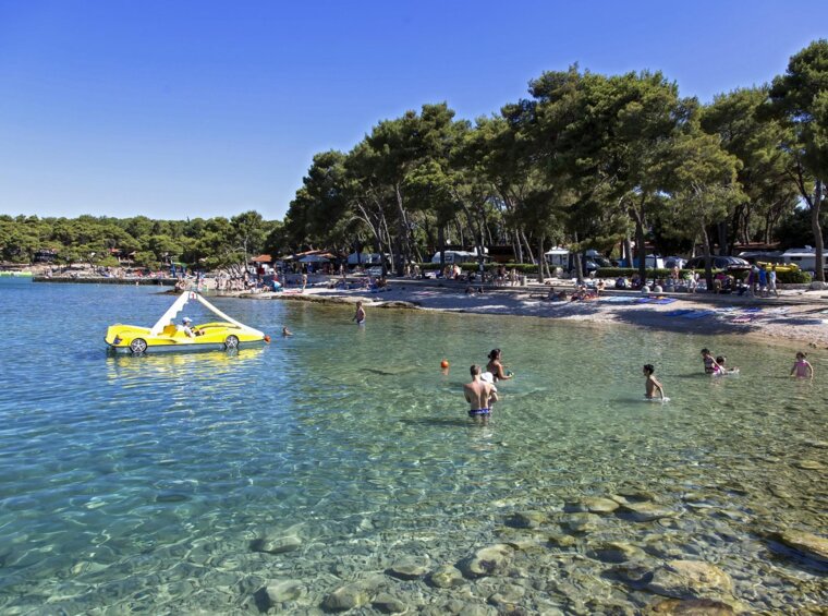 plitva plaža s kopalci in čisto vodo