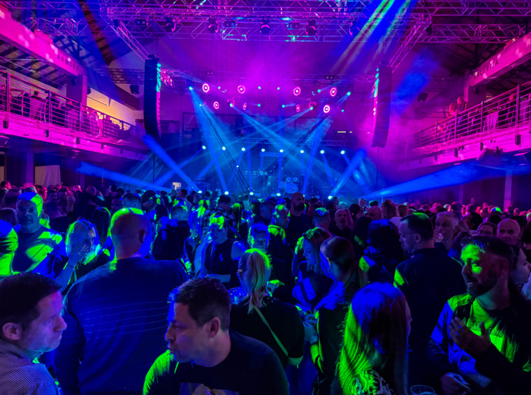 Konzertsaal mit Publikum und Bühne