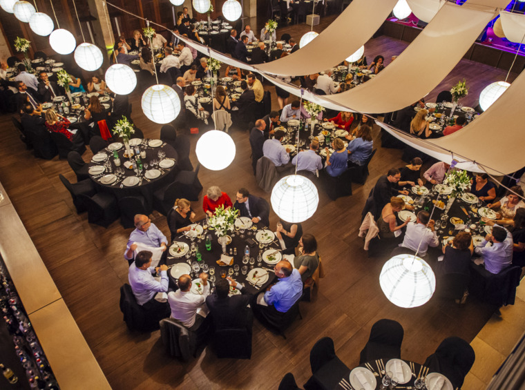 Festliches Dinner in einer Eventlocation