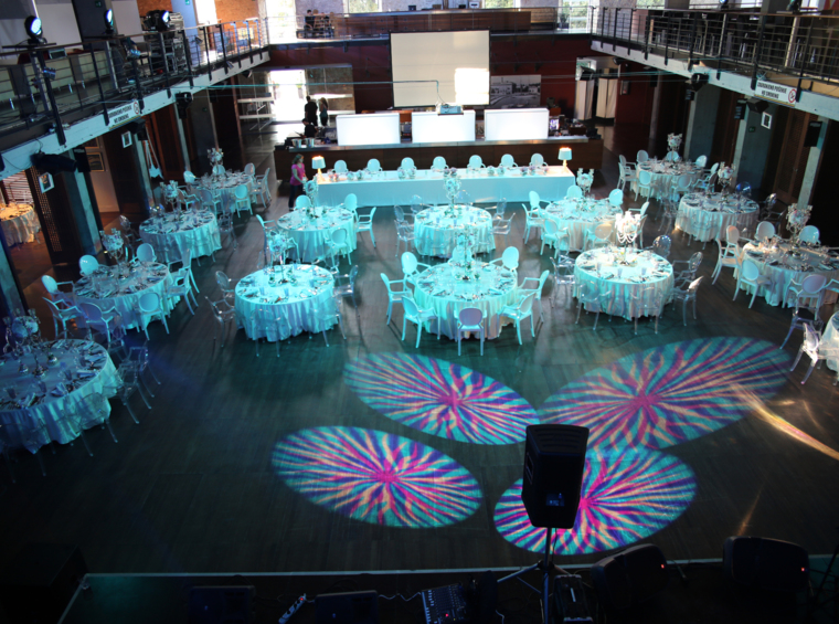 Luftaufnahme eines Bankettsaals mit Lichteffekten