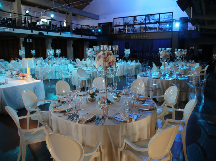 Bankettsaal mit runden Tischen