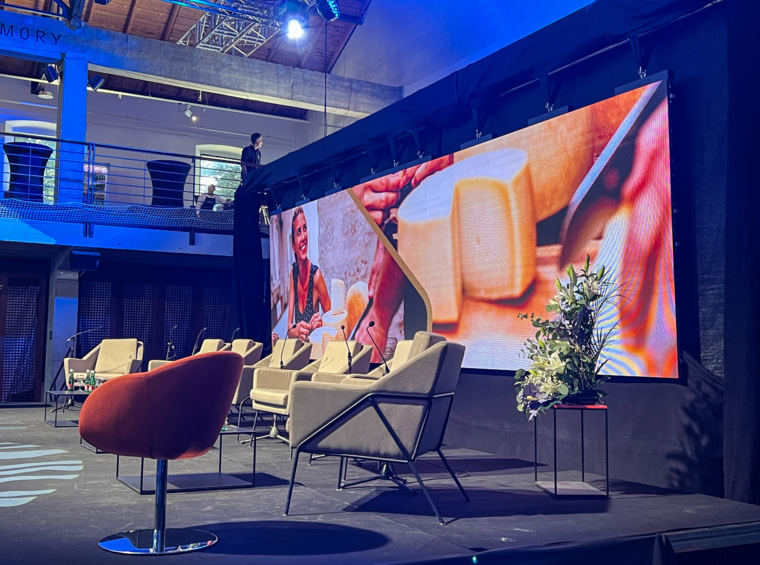 Bühne vorbereitet für Podiumsdiskussion