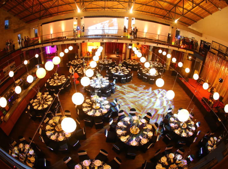 Luftaufnahme von festlich gedeckten Tischen im Saal