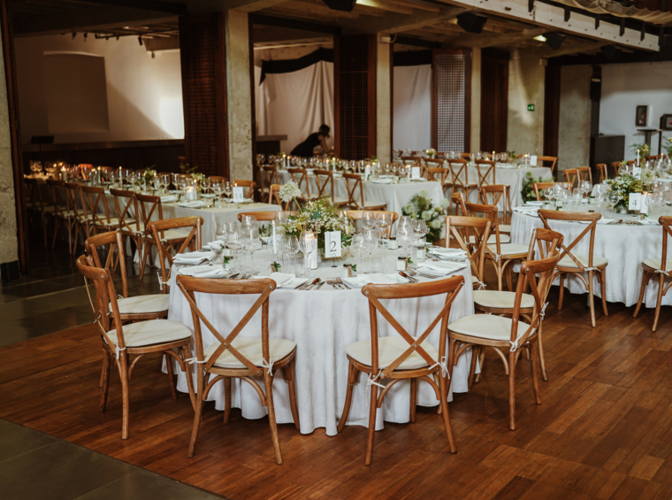 Hochzeitssaal mit runden Tischen