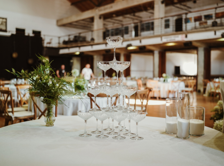 Detail eines gedeckten Tisches im Veranstaltungssaal