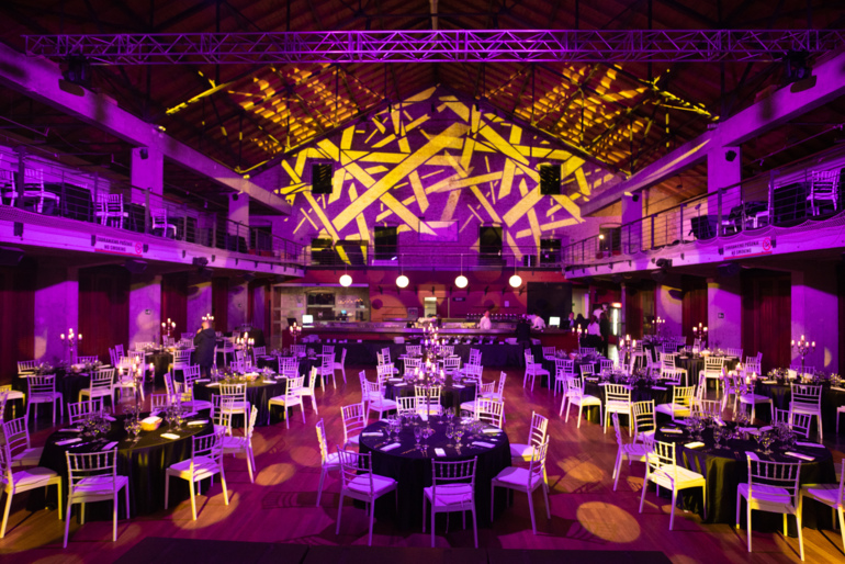 Elegant dekorierter Saal für Abendveranstaltung