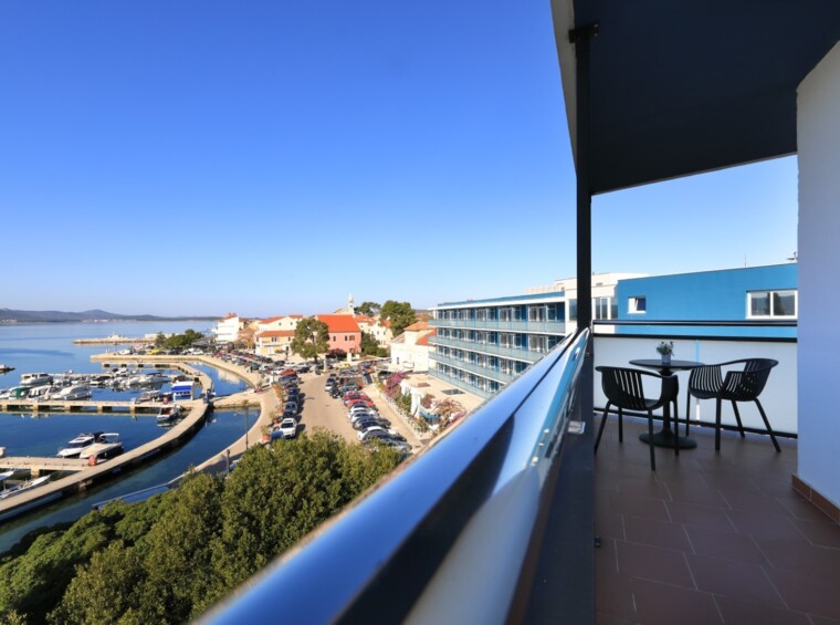 Blick vom Balkon auf den Yachthafen und die Küstenstadt