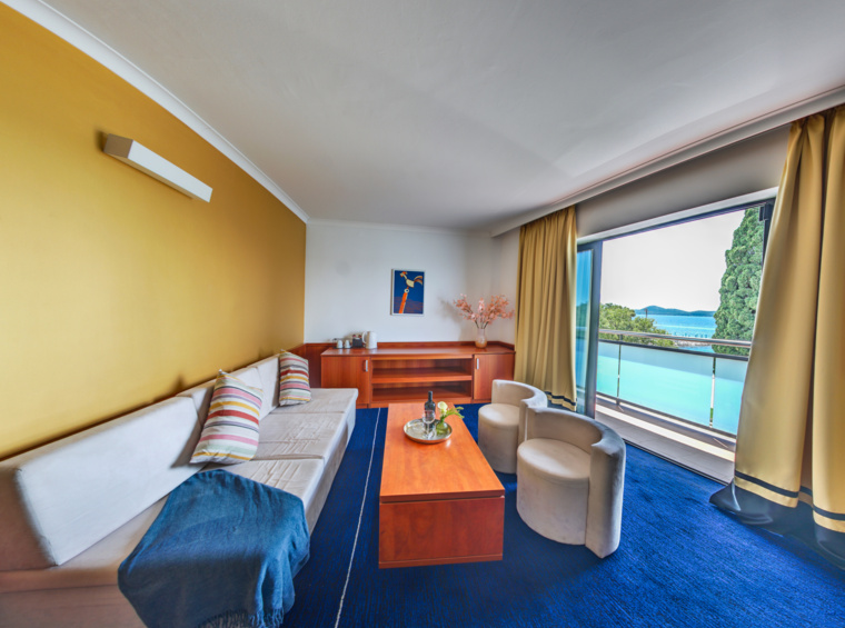 Dnevni prostor hotelske sobe s velikim prozorom i pogledom