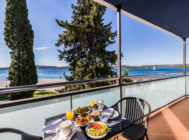 Balkonski stol s doručkom i pogledom na more