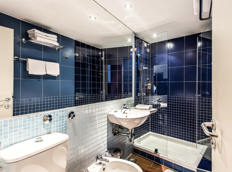 Hotelska kupaonica s kadom, umivaonikom i pločicama