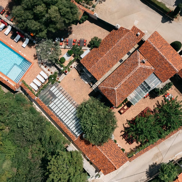 Zračni pogled na hišo z bazenom in rdečo streho
