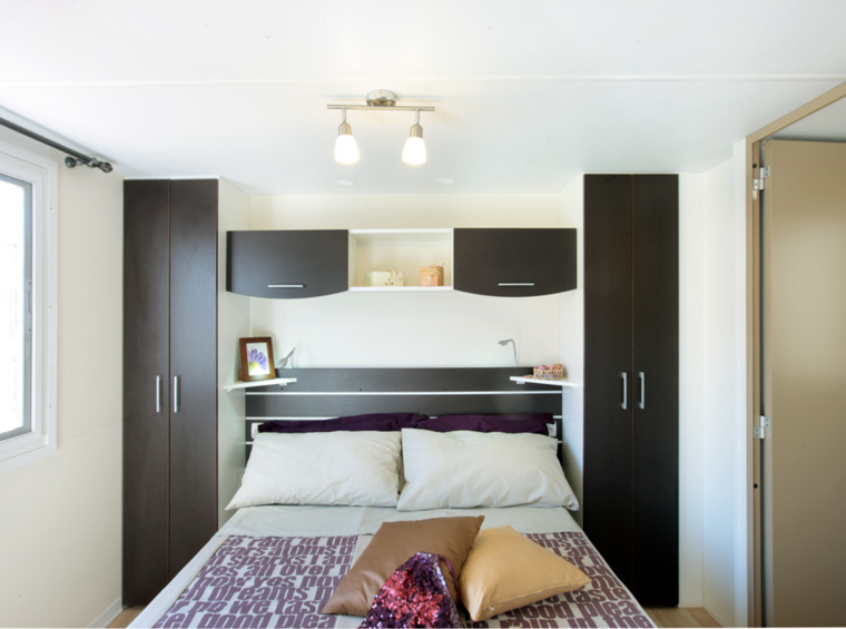 Spavaća soba mobilne kućice s bračnim krevetom