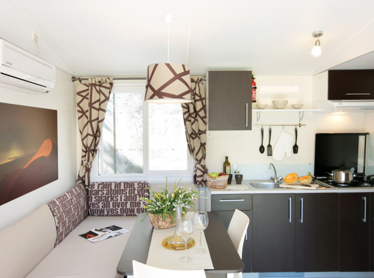 Kuhinja mobilne kućice s blagovaonskim stolom