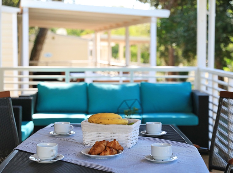 Terasa mobilne kućice s postavljenim stolom za doručak